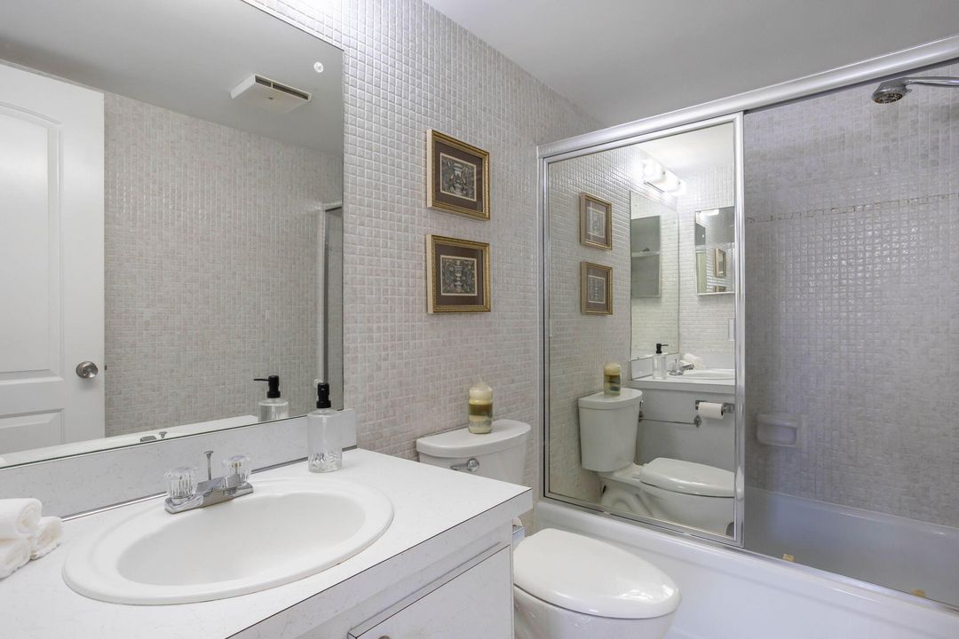 For Sale: $299,900 (2 beds, 2 baths, 888 Square Feet)