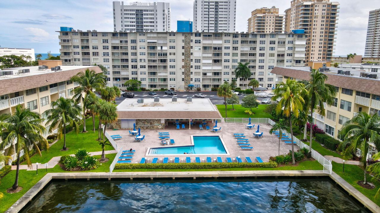 For Sale: $299,900 (2 beds, 2 baths, 888 Square Feet)