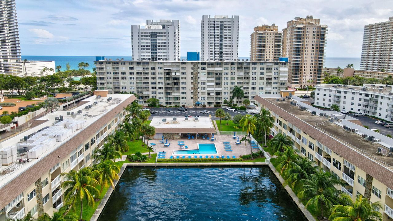 For Sale: $299,900 (2 beds, 2 baths, 888 Square Feet)