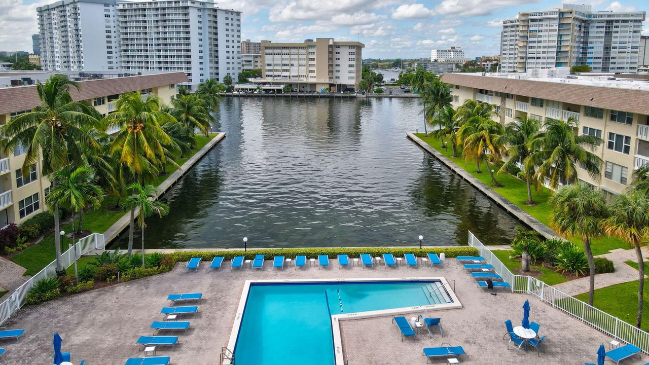 For Sale: $299,900 (2 beds, 2 baths, 888 Square Feet)