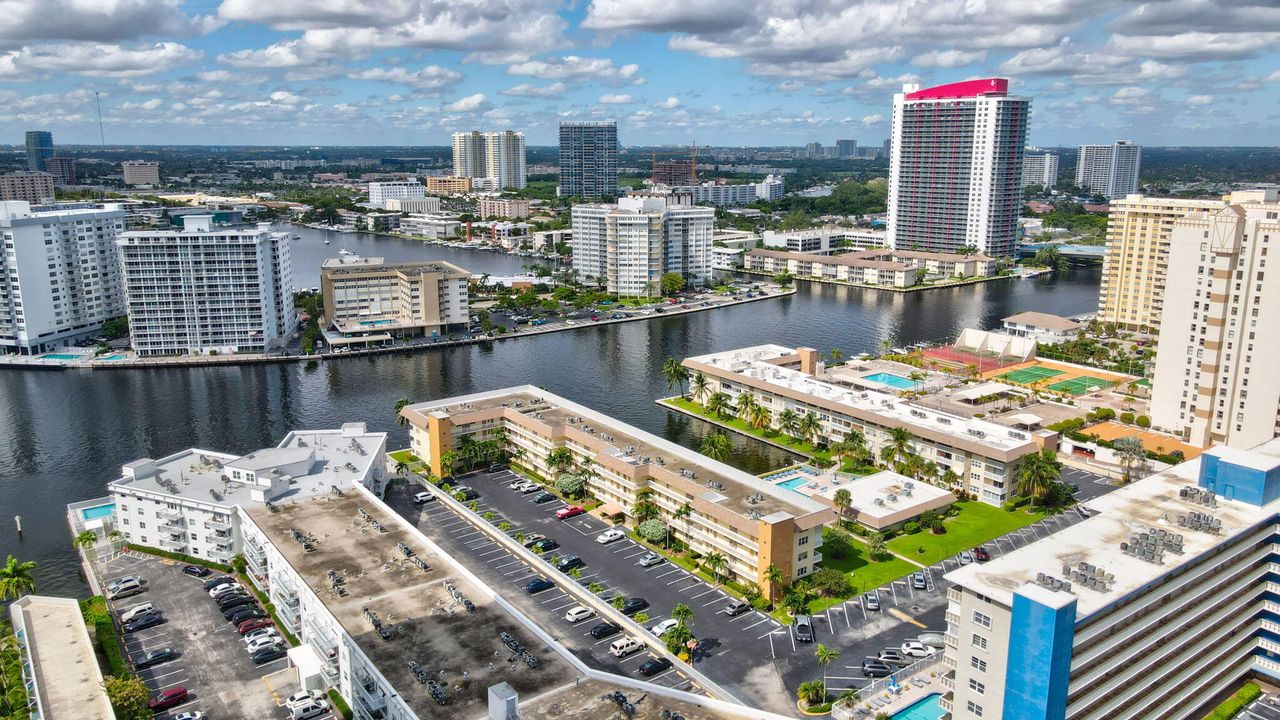 For Sale: $299,900 (2 beds, 2 baths, 888 Square Feet)