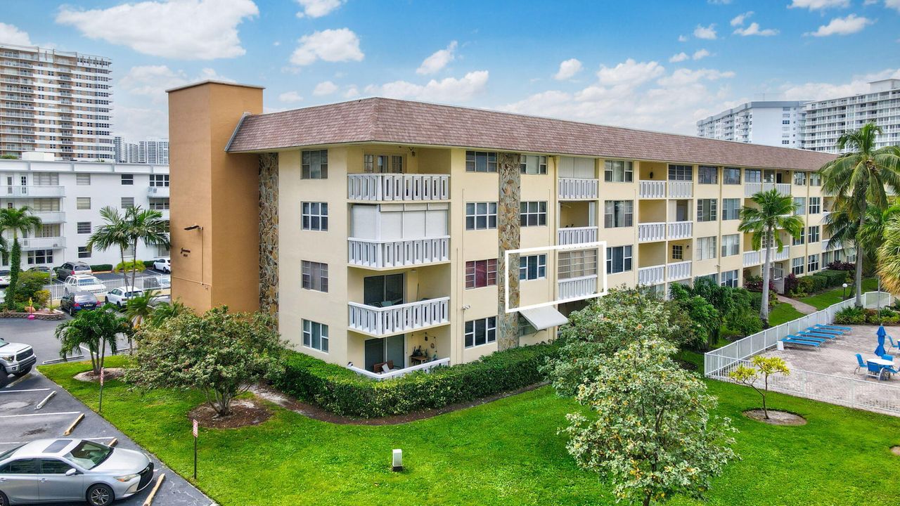 For Sale: $299,900 (2 beds, 2 baths, 888 Square Feet)