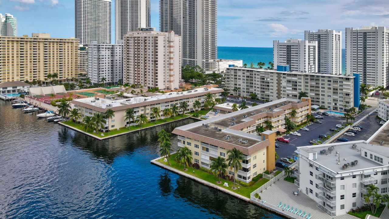 For Sale: $299,900 (2 beds, 2 baths, 888 Square Feet)