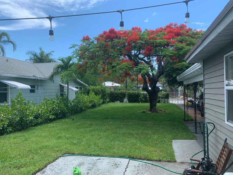 For Sale: $389,000 (2 beds, 1 baths, 944 Square Feet)