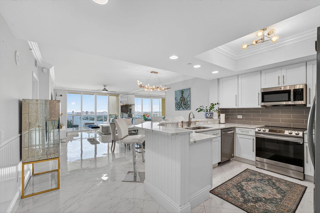 合同活跃: $4,950 (3 贝兹, 3 浴室, 1537 平方英尺)