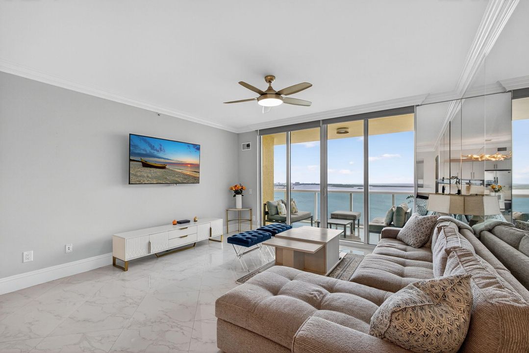 合同活跃: $4,950 (3 贝兹, 3 浴室, 1537 平方英尺)