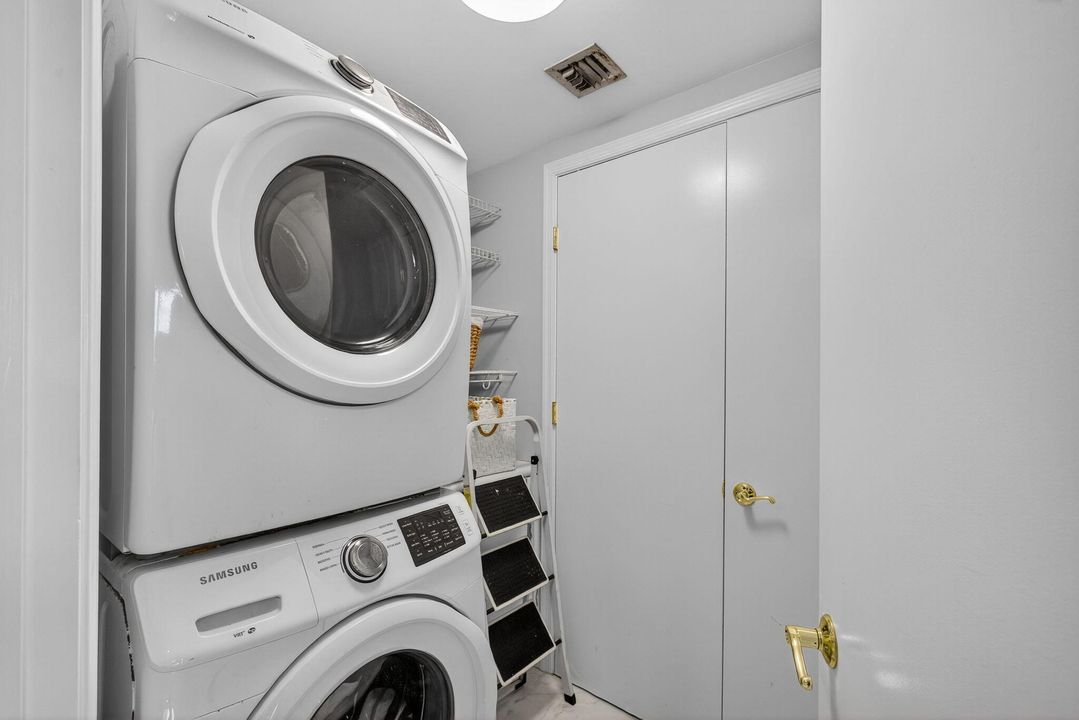 合同活跃: $4,950 (3 贝兹, 3 浴室, 1537 平方英尺)