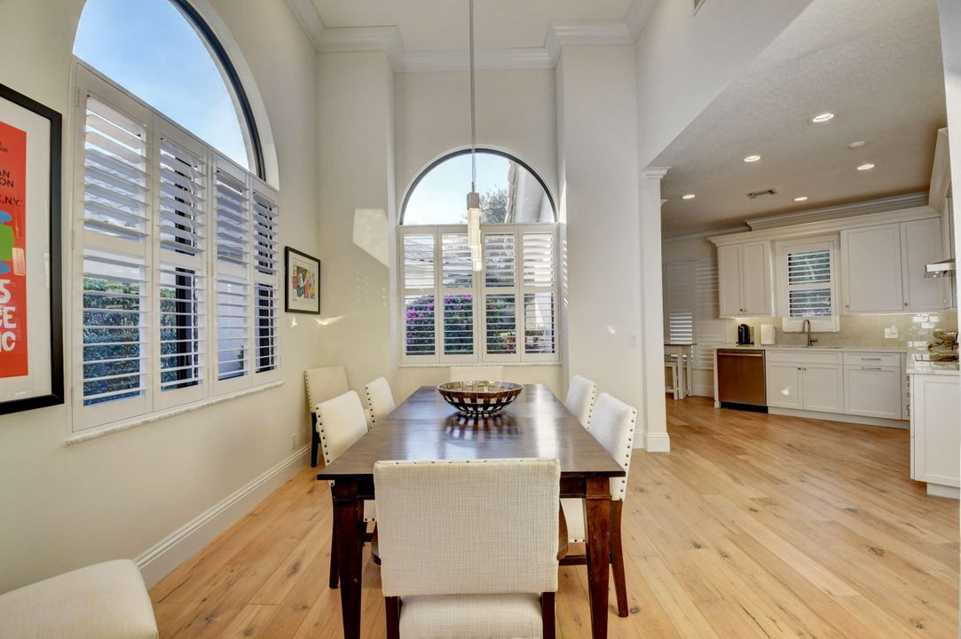 合同活跃: $899,000 (3 贝兹, 2 浴室, 1917 平方英尺)