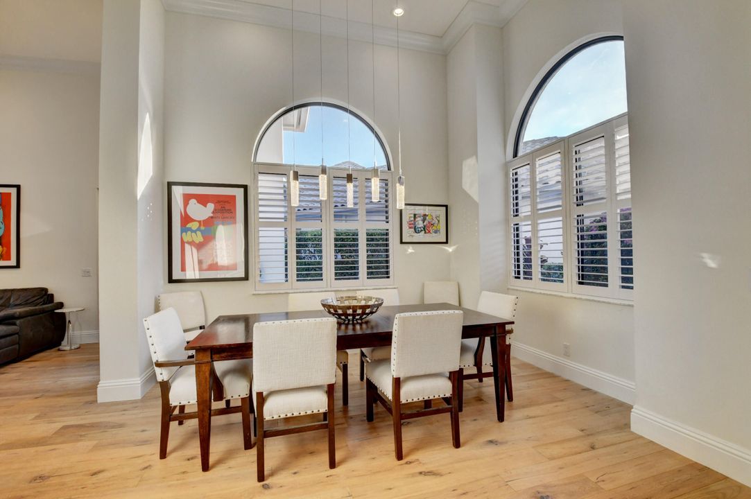 合同活跃: $899,000 (3 贝兹, 2 浴室, 1917 平方英尺)