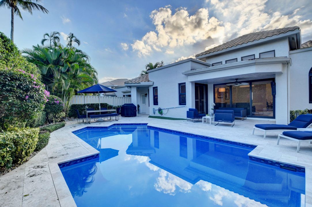 合同活跃: $899,000 (3 贝兹, 2 浴室, 1917 平方英尺)