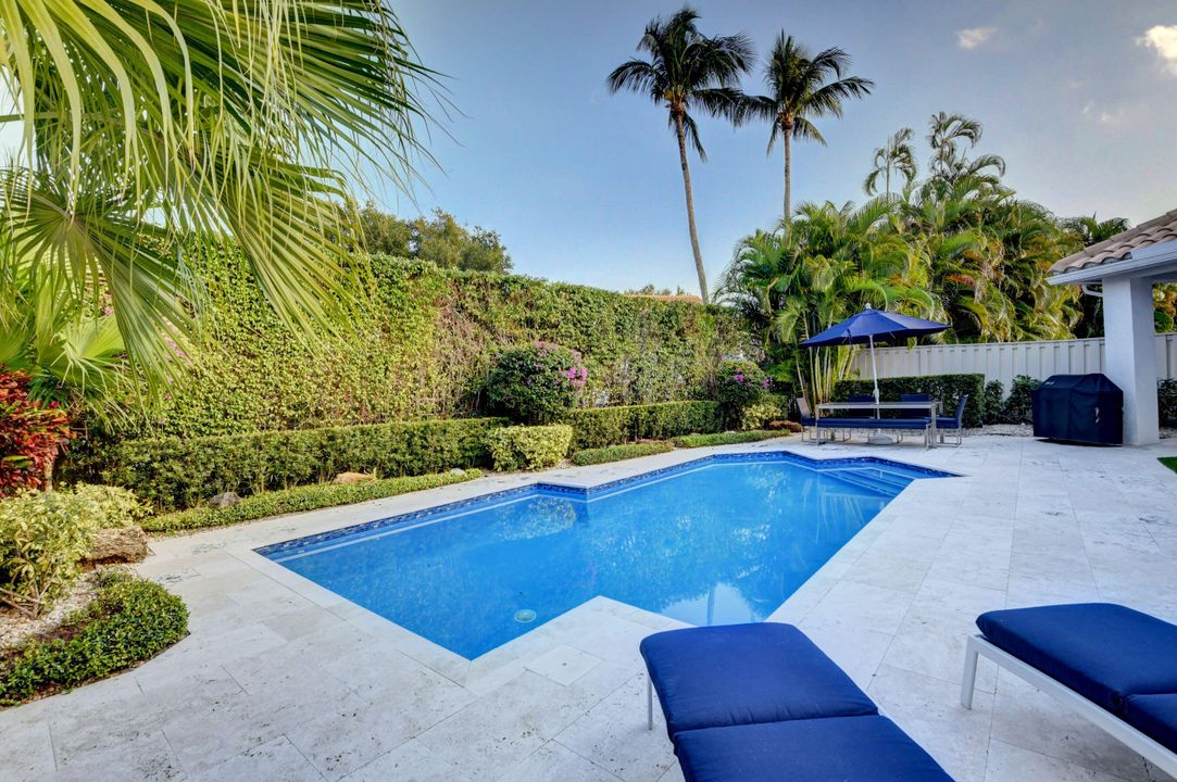 合同活跃: $899,000 (3 贝兹, 2 浴室, 1917 平方英尺)