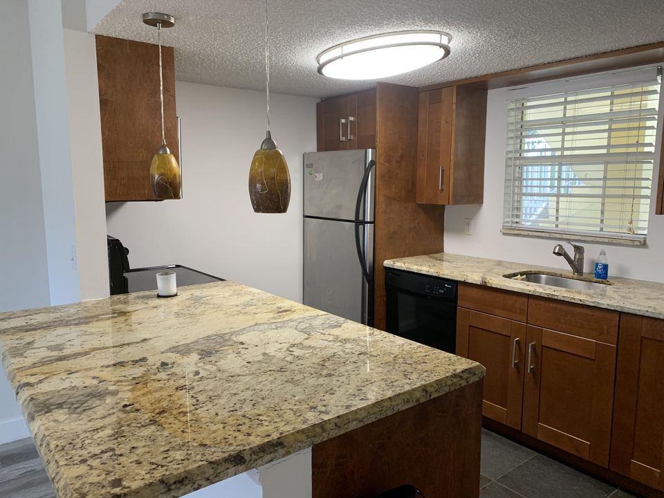 For Rent: $2,250 (2 beds, 2 baths, 981 Square Feet)