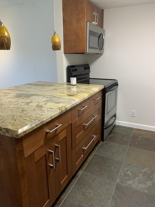 For Rent: $2,250 (2 beds, 2 baths, 981 Square Feet)