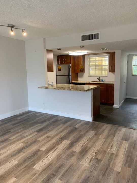 For Rent: $2,250 (2 beds, 2 baths, 981 Square Feet)