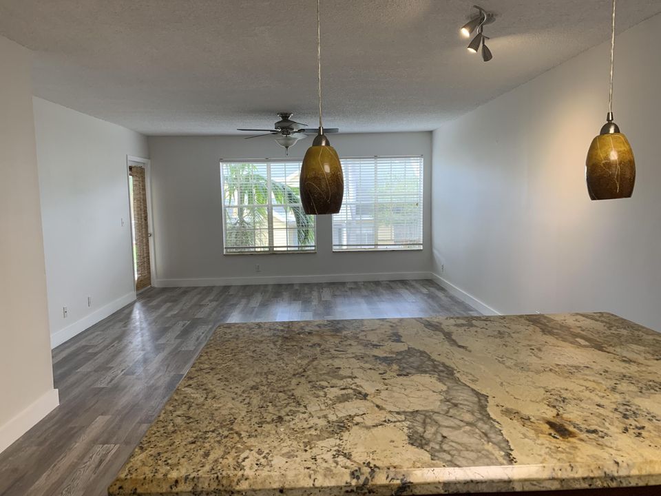 For Rent: $2,250 (2 beds, 2 baths, 981 Square Feet)