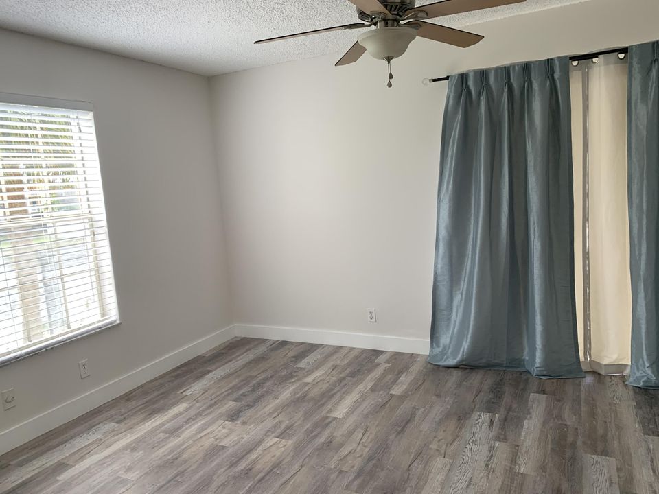 For Rent: $2,250 (2 beds, 2 baths, 981 Square Feet)