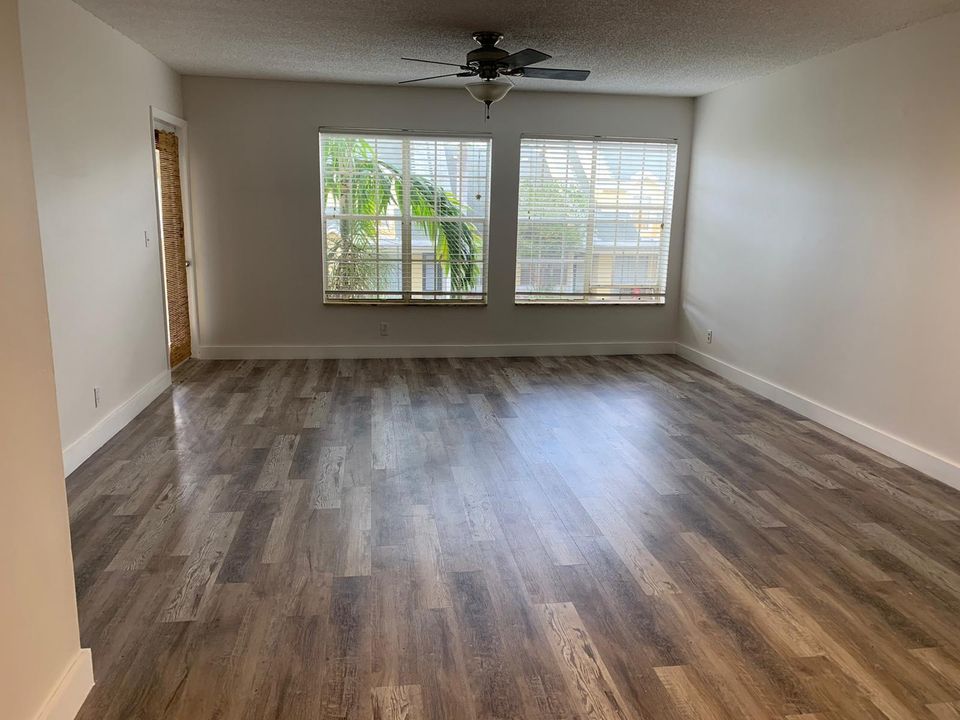 For Rent: $2,250 (2 beds, 2 baths, 981 Square Feet)