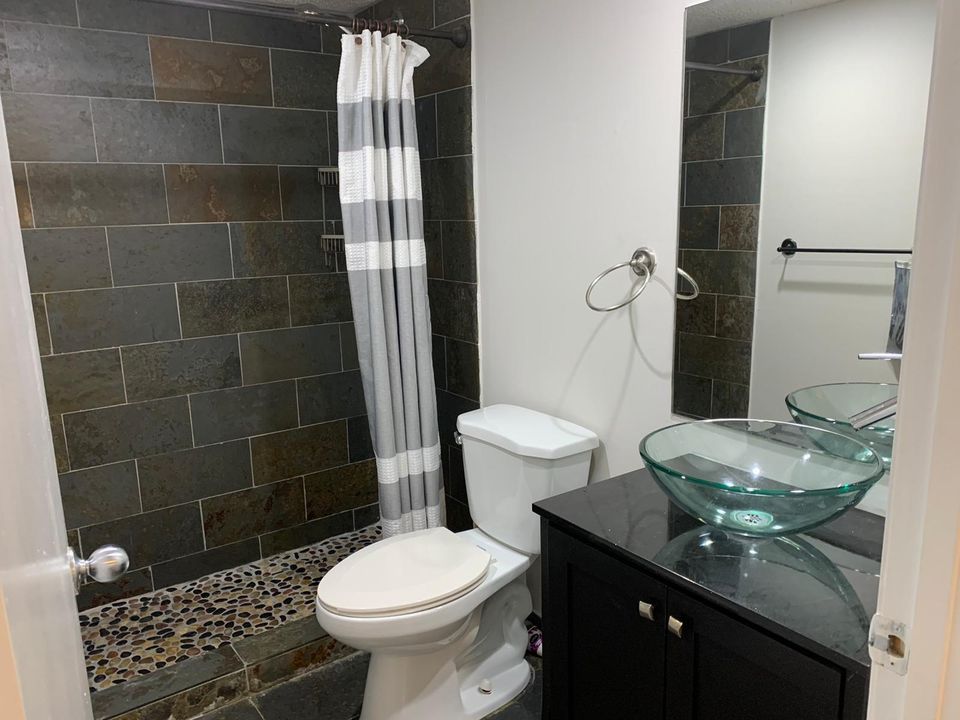 For Rent: $2,250 (2 beds, 2 baths, 981 Square Feet)