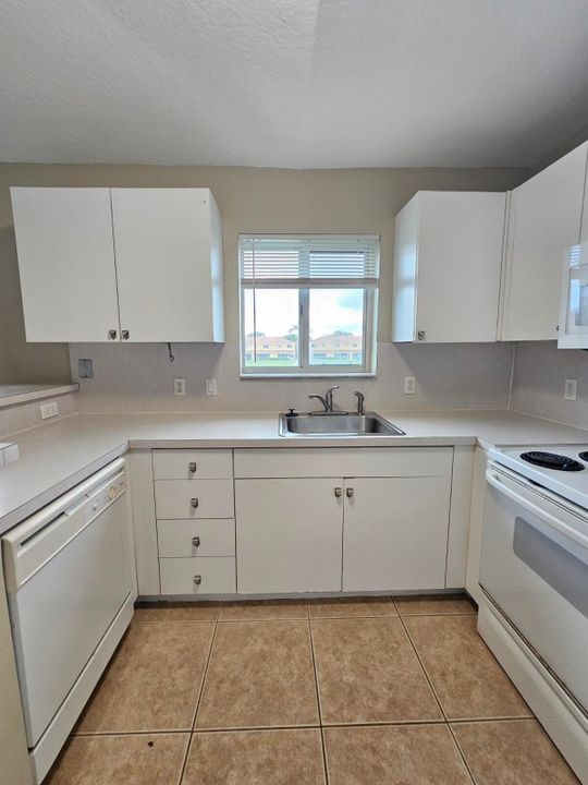 For Rent: $2,100 (3 beds, 2 baths, 1092 Square Feet)