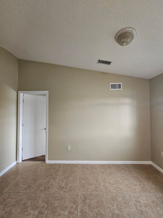 For Rent: $2,100 (3 beds, 2 baths, 1092 Square Feet)