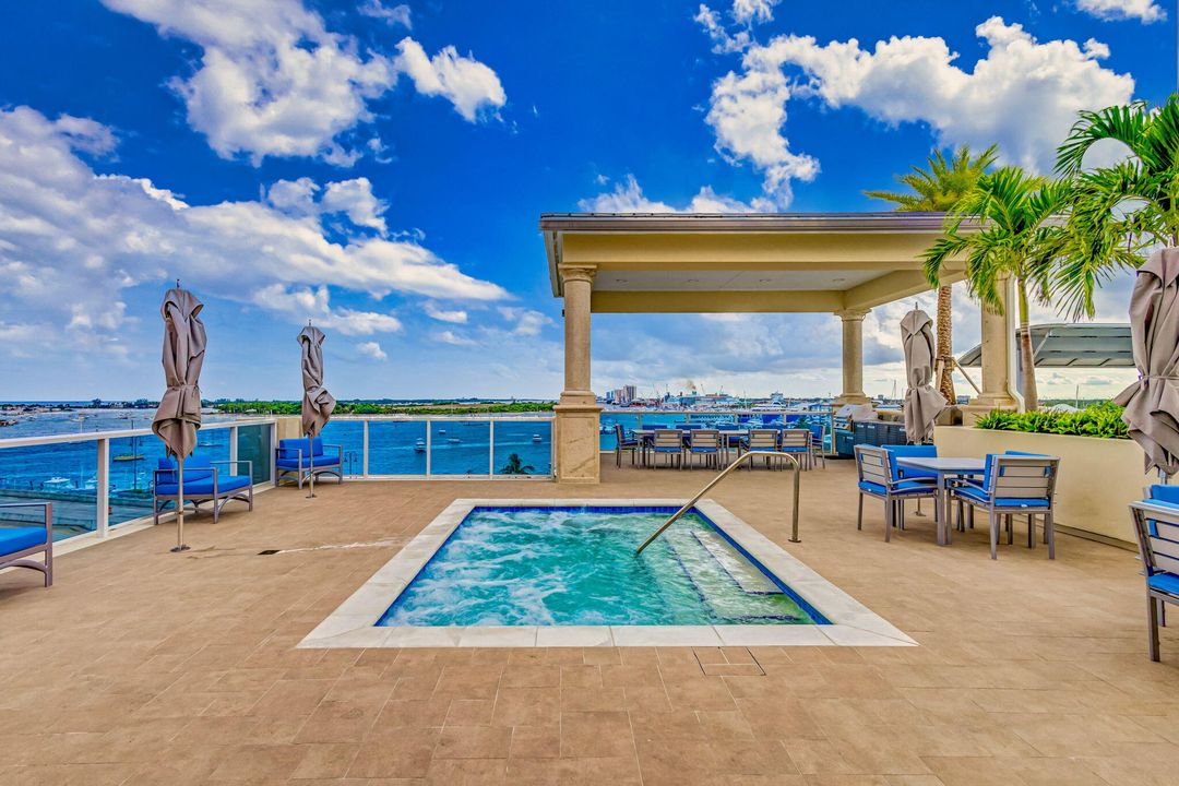 合同活跃: $4,950 (3 贝兹, 3 浴室, 1537 平方英尺)