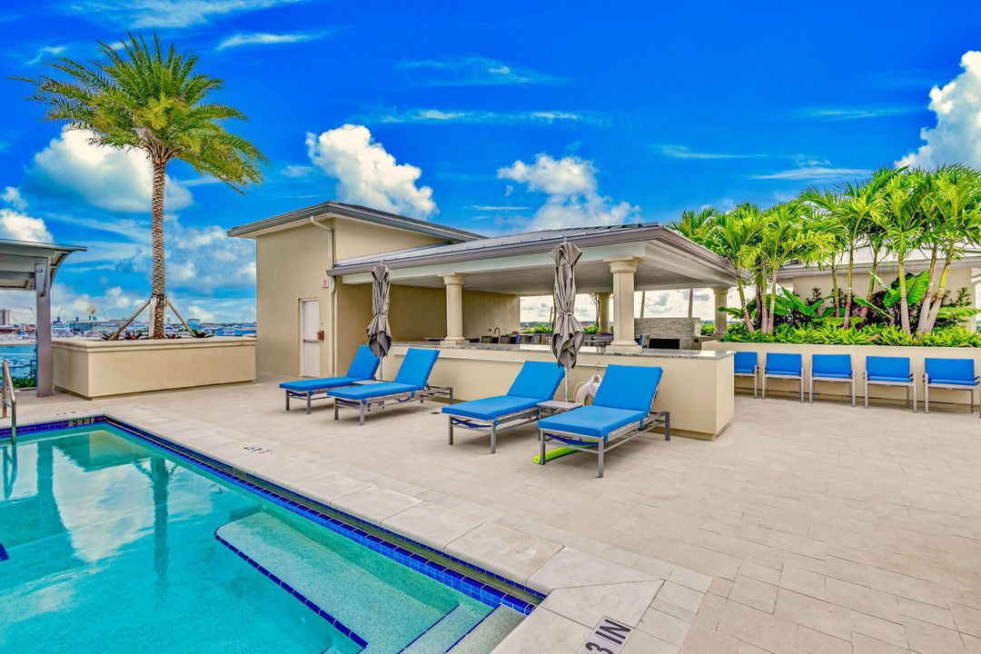 合同活跃: $4,950 (3 贝兹, 3 浴室, 1537 平方英尺)