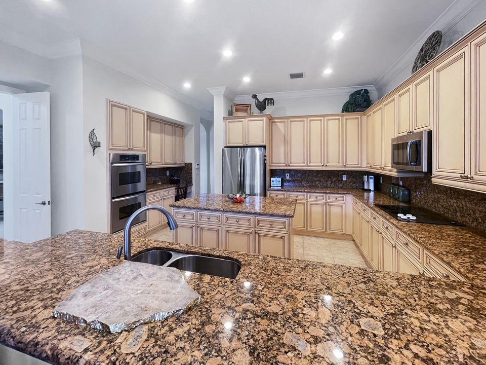 待售: $1,359,000 (5 贝兹, 6 浴室, 4882 平方英尺)