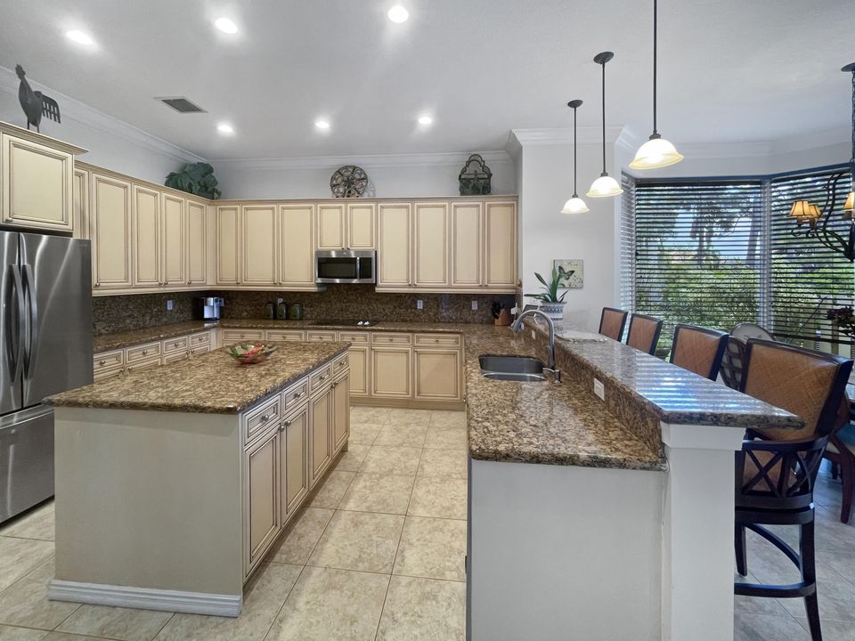 待售: $1,359,000 (5 贝兹, 6 浴室, 4882 平方英尺)