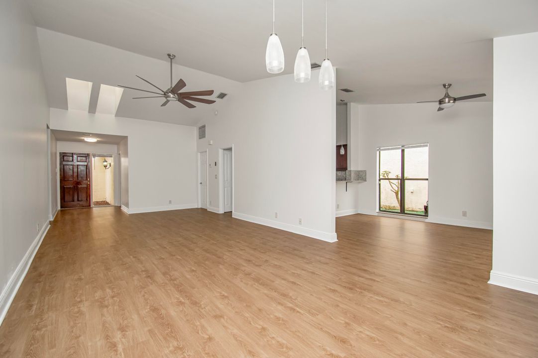 合同活跃: $4,500 (3 贝兹, 3 浴室, 1781 平方英尺)