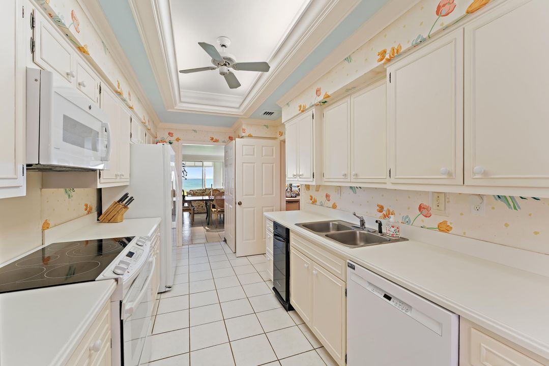 На продажу: $4,500,000 (2 спален, 2 ванн, 2360 Квадратных фут)