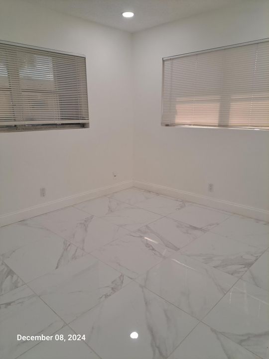 Active With Contract: $1,600 (2 beds, 2 baths, 910 Square Feet)