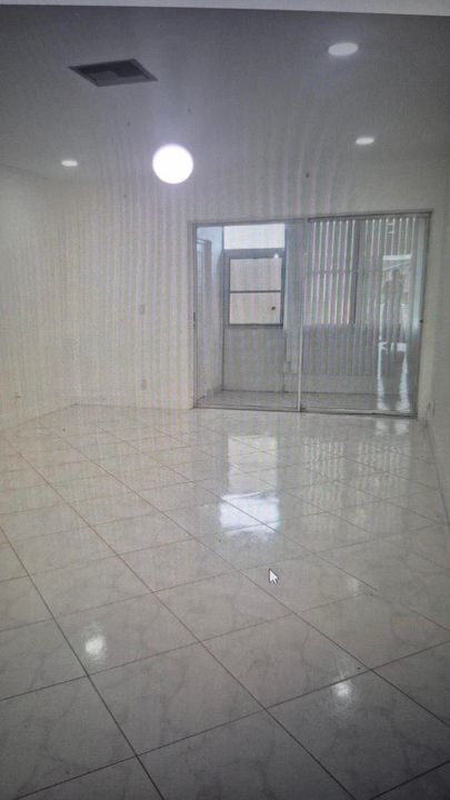 Active With Contract: $1,600 (2 beds, 2 baths, 910 Square Feet)