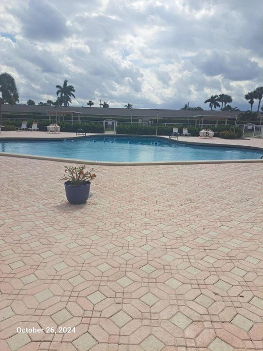 Active With Contract: $1,600 (2 beds, 2 baths, 910 Square Feet)