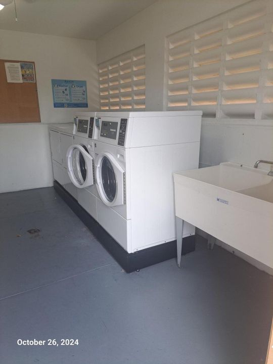 Active With Contract: $1,600 (2 beds, 2 baths, 910 Square Feet)