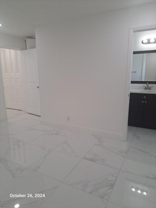 Active With Contract: $1,600 (2 beds, 2 baths, 910 Square Feet)