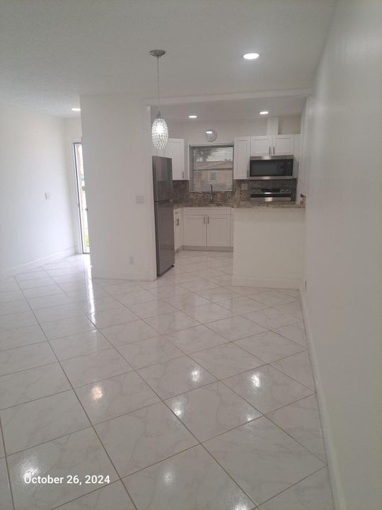 Active With Contract: $1,600 (2 beds, 2 baths, 910 Square Feet)