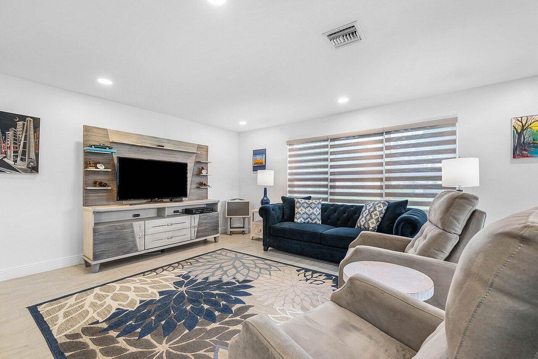 For Sale: $219,000 (2 beds, 2 baths, 1386 Square Feet)