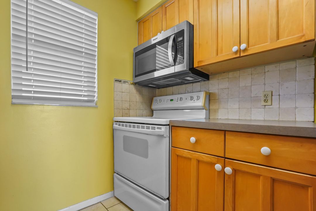 На продажу: $329,900 (2 спален, 2 ванн, 899 Квадратных фут)