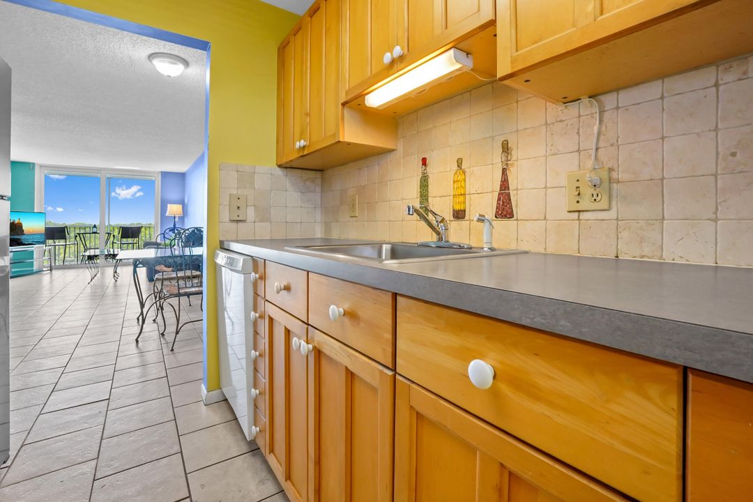 На продажу: $329,900 (2 спален, 2 ванн, 899 Квадратных фут)