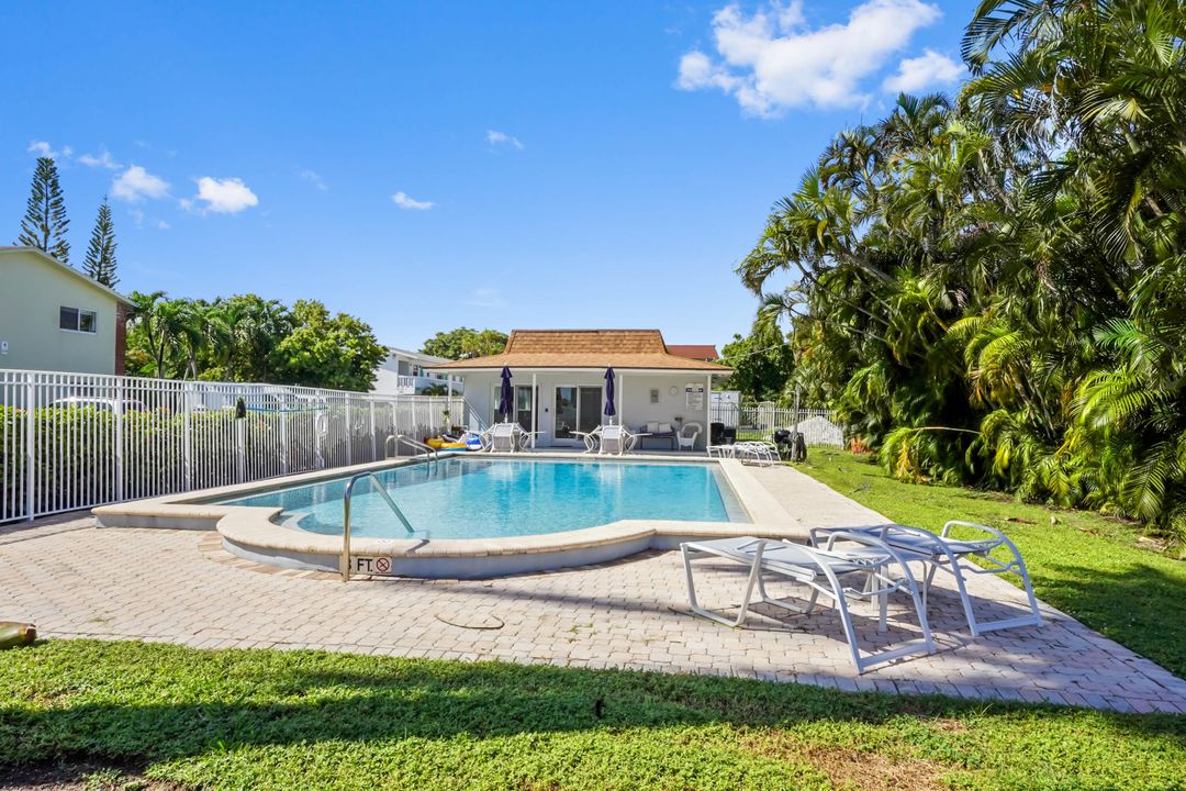 На продажу: $329,900 (2 спален, 2 ванн, 899 Квадратных фут)