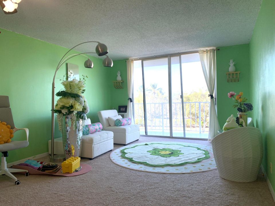 For Rent: $1,600 (1 beds, 1 baths, 704 Square Feet)