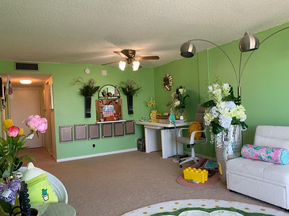 For Rent: $1,600 (1 beds, 1 baths, 704 Square Feet)