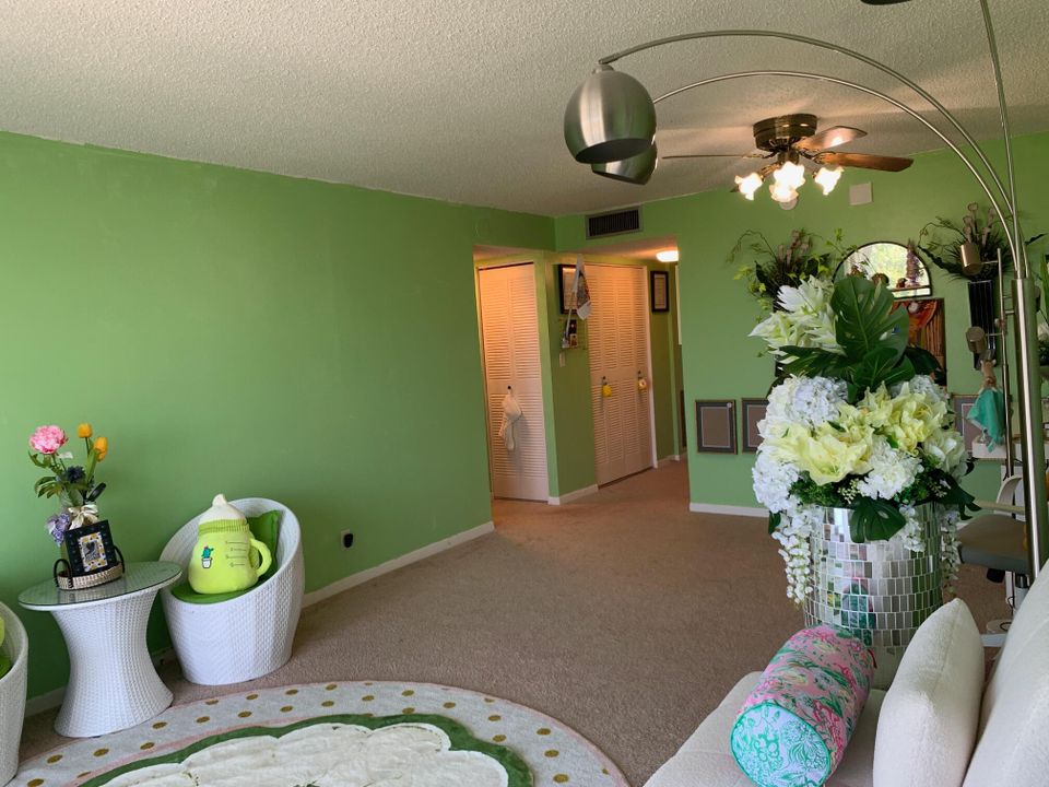 For Rent: $1,600 (1 beds, 1 baths, 704 Square Feet)