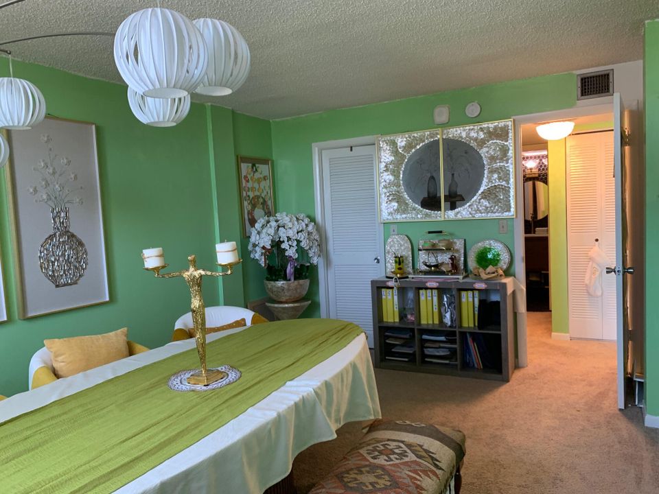 For Rent: $1,600 (1 beds, 1 baths, 704 Square Feet)