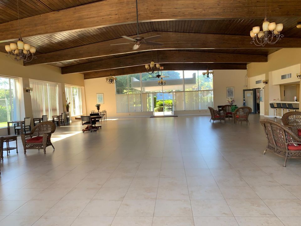 For Rent: $1,600 (1 beds, 1 baths, 704 Square Feet)