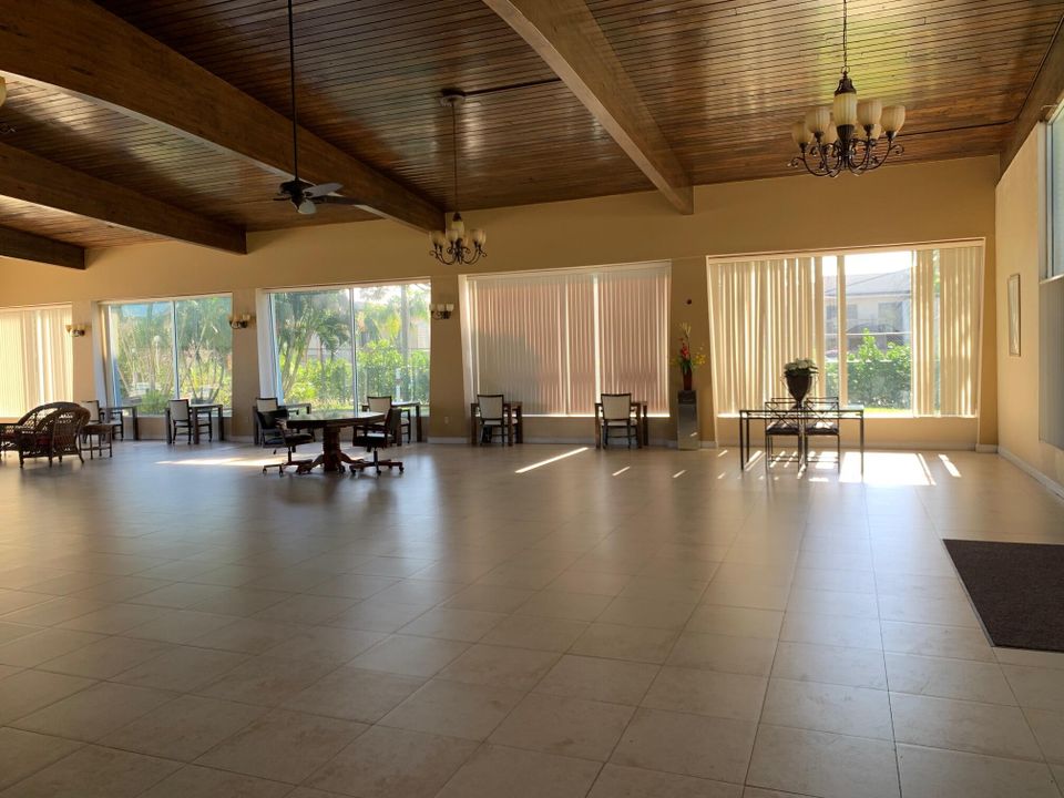 For Rent: $1,600 (1 beds, 1 baths, 704 Square Feet)