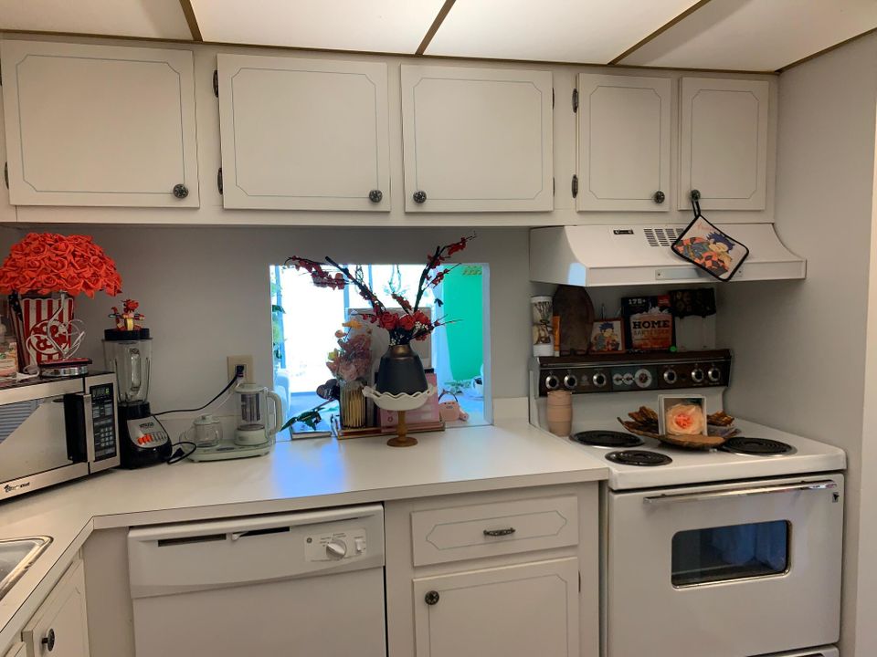 For Rent: $1,600 (1 beds, 1 baths, 704 Square Feet)