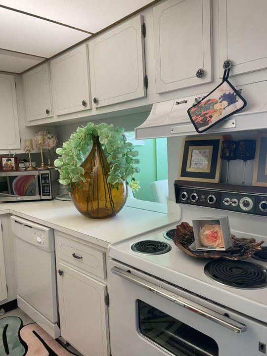 For Rent: $1,600 (1 beds, 1 baths, 704 Square Feet)