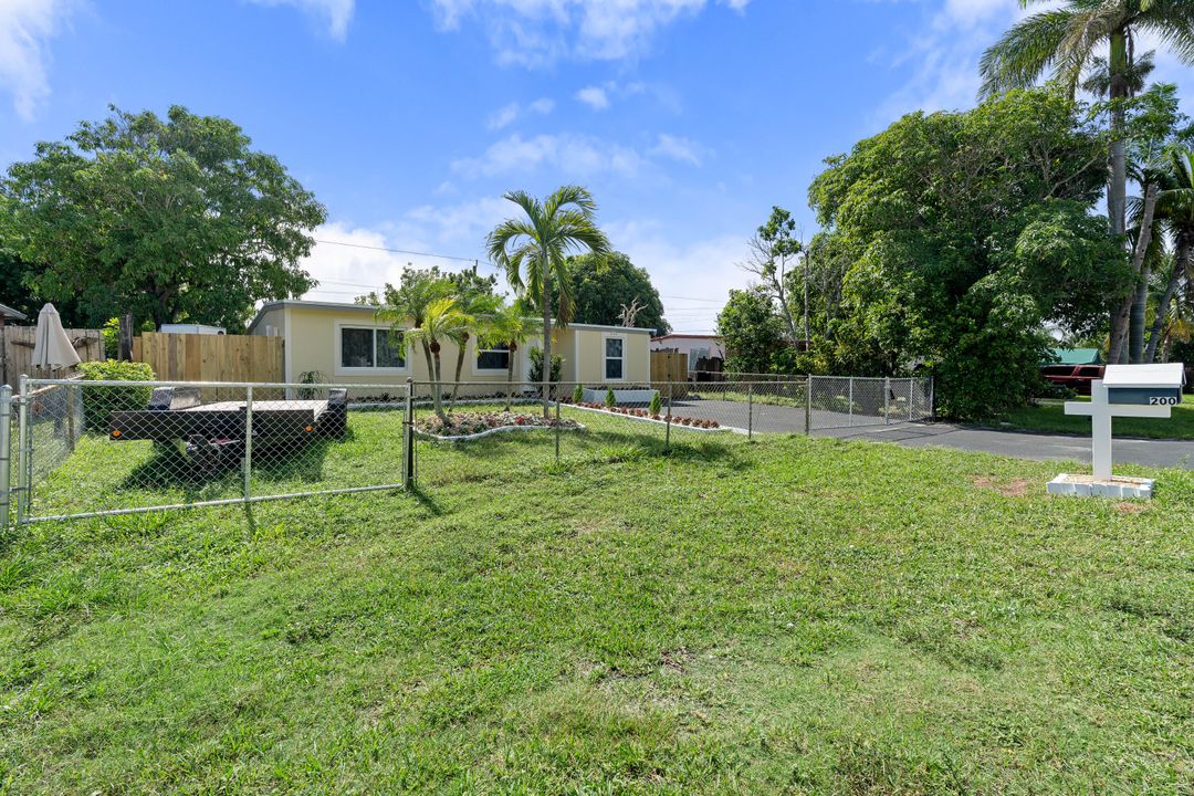 For Sale: $400,000 (2 beds, 1 baths, 1126 Square Feet)