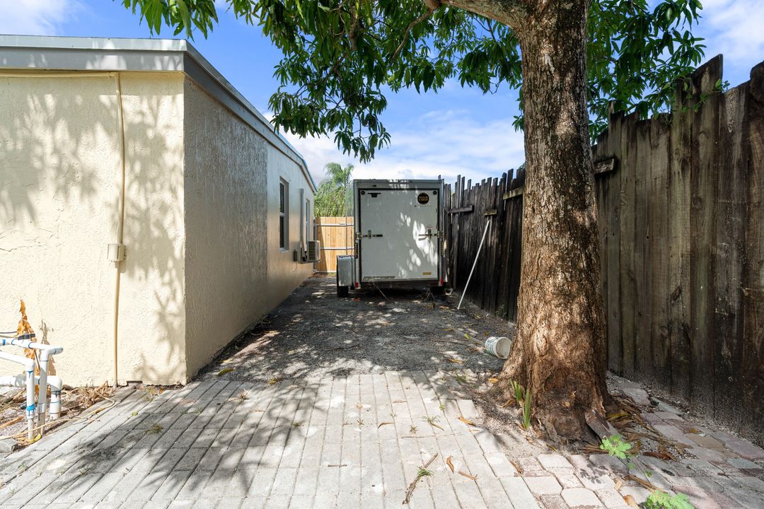 For Sale: $400,000 (2 beds, 1 baths, 1126 Square Feet)